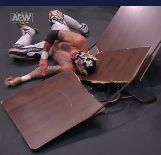 wrestling_cr's tweet image. Rey Fenix se ha quebrado el brazo

#AEWDynamite