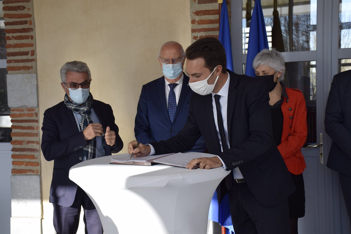 MabrutV's tweet photo. Pour renforcer les actions visant  la biodiversité, la non artificialisation des sols, l'eau potable et l’assainissement @Adour_Garonne a signé avec l’État  4  #CRTE  avec des collectivités locales des Hautes-Pyrénées : Val d'Adour, Coteaux, Pyrénées vallée des gaves, CATLP. https://t.co/6PgTUmEzK7