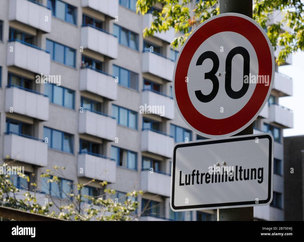 M_Chassignet's tweet photo. A Berlin, suite à la mise en place du 30 km/h dans plusieurs rues :

➡️Le niveau de pollution a diminué de près de 10% dans les rues concernées

➡️Ceci est principalement dû à la diminution des "stop and go" grâce à la nouvelle limitation de vitesse
https://t.co/jHMq2c5agU https://t.co/eTlw5EKmPV