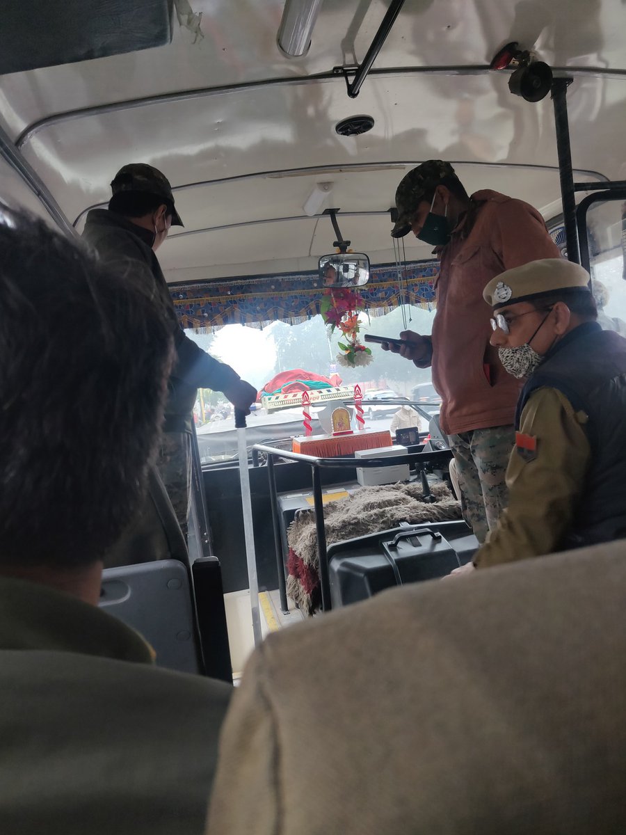 क्रूर सरकार के इशारे पर पुलिस ने गिरफ़्तार किया। लात घूसों के साथ जानवरों की तरह घसीट के बस में ले गये। ये लोकतंत्र की हत्या नहीं तो क्या है?
<a href="/aajtak/">AajTak</a> 
<a href="/zeerajasthan_/">ZEE Rajasthan</a>