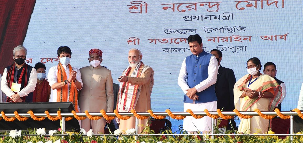 Prime Minister Narendra #Modi inaugurated the new integrated #terminal building in #Agartala 

Read More: bit.ly/3EZt4PL 

@projects_today #news #updates @PMOIndia #terminalbuilding #Airport #MaharajaBirBikram #TripuraGram #household #housing #Ayushmancoverage #rural