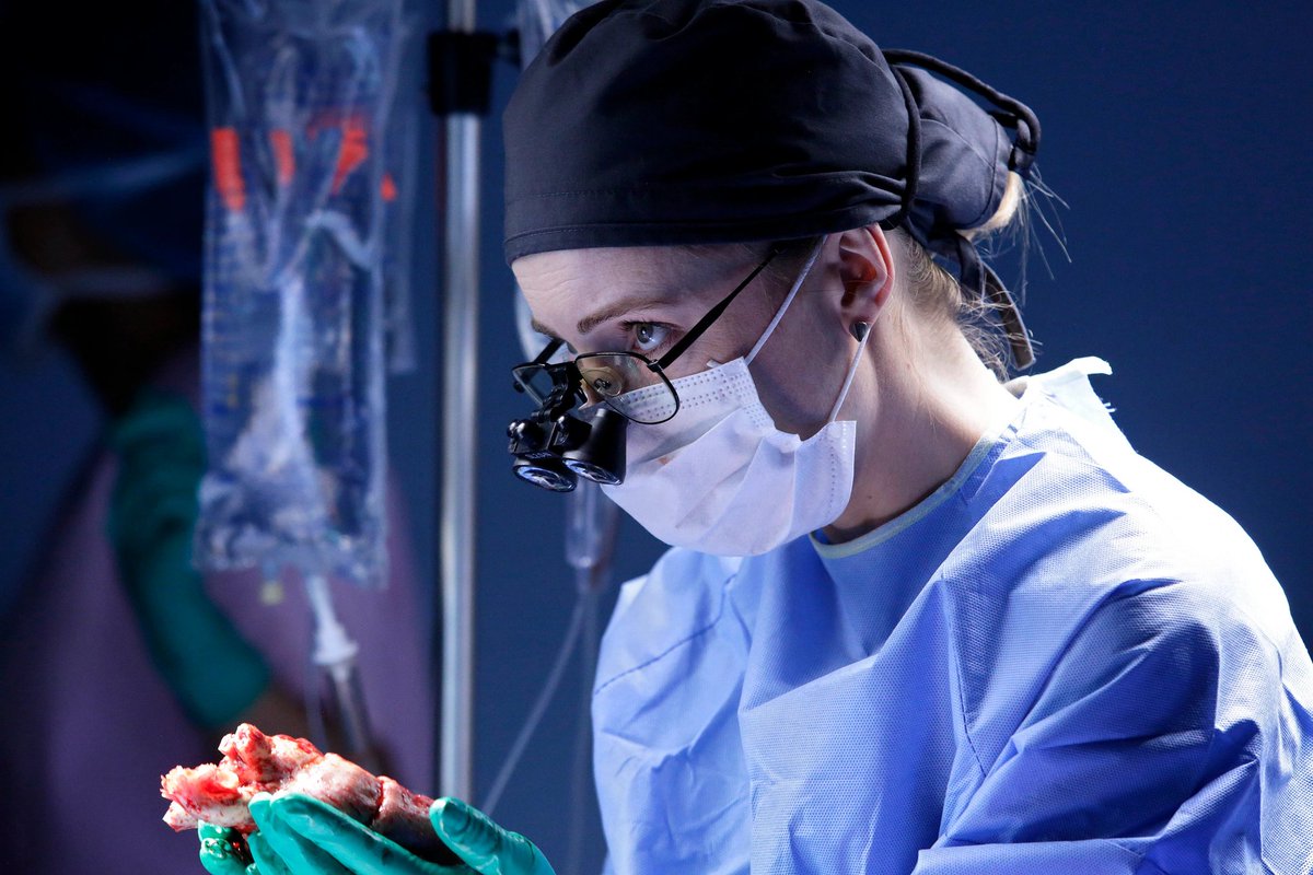 astropierre's tweet image. Le suivi de 1 320 108 patient·e·s en Ontario entre 2007 &amp;amp; 2019 montre que les patientes traitées par des chirurgiens masculins ont une probabilité 15 % + élevée de subir une complication (et 32 ​​% plus de "chance" de mourir) que lorsqu'une femme effectue la même opération.

1/2