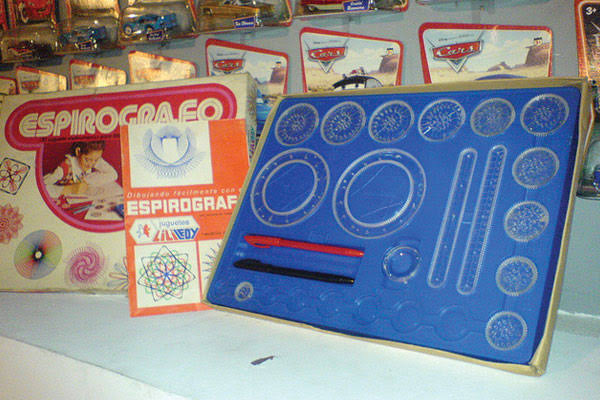 olores_y's tweet image. Entre los regalos que me trajeron los #ReyesMagos estuvo el #Espirógrafo #LilyLedy. Eran horas y horas que pasaba haciendo estos dibujos o diseños, muchos de los juguetes que disfruté de niño estimularon mi psicomotricidad.

Foto: @algarabia