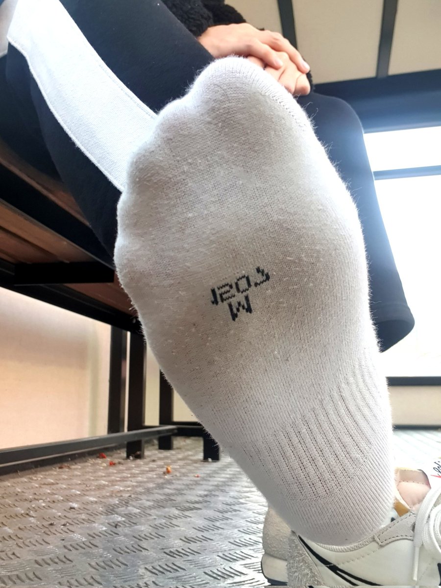 후하 면접 끝 ㅠㅠ 작년 사진 😶
#남자발 #흰양말