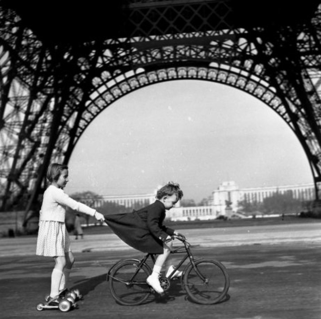 AnaBolena33's tweet photo. "Miramos el mundo una sola vez, en la infancia. El resto es memoria"
(Louise Elisabeth Glück)

Feliz #DíaDeReyes

© Robert Doisneau https://t.co/cQtrfIc7AA