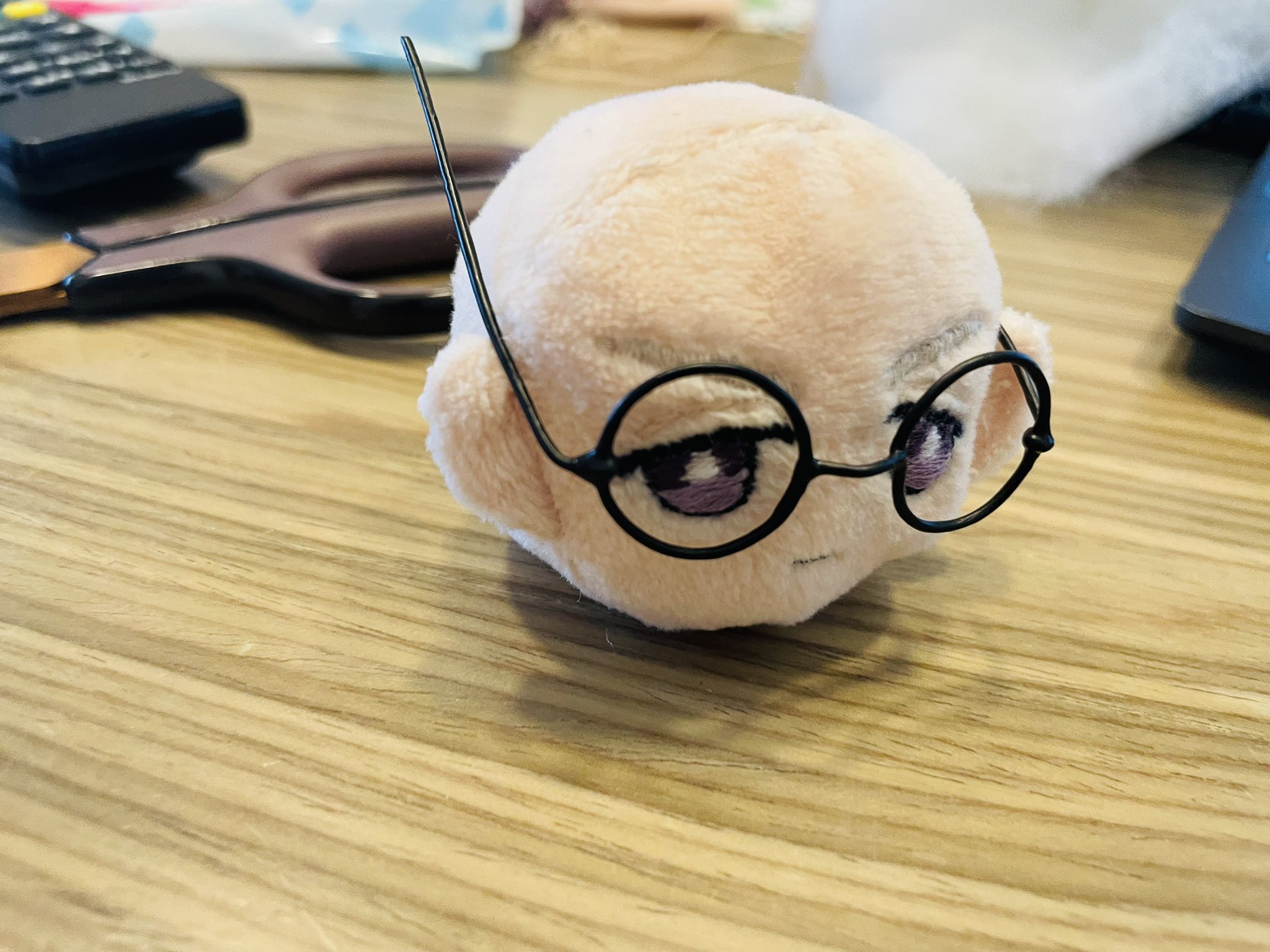 セイタロ 蘭ちゃんの髪の毛こんな感じかな と思って試作して本番も縫ったけど後ろ髪が帽子にしか見えなくてアアアアアアアアとなって写真を撮る前に糸外した なんやねん 髪の毛難しい 今日ずっとやってたのに あかん この仮止めクリップは