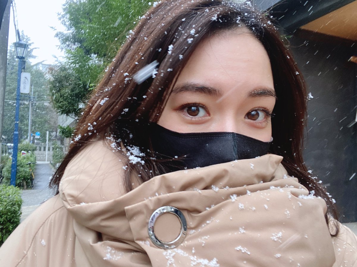 全力で雪キャッチしながら歩いてる