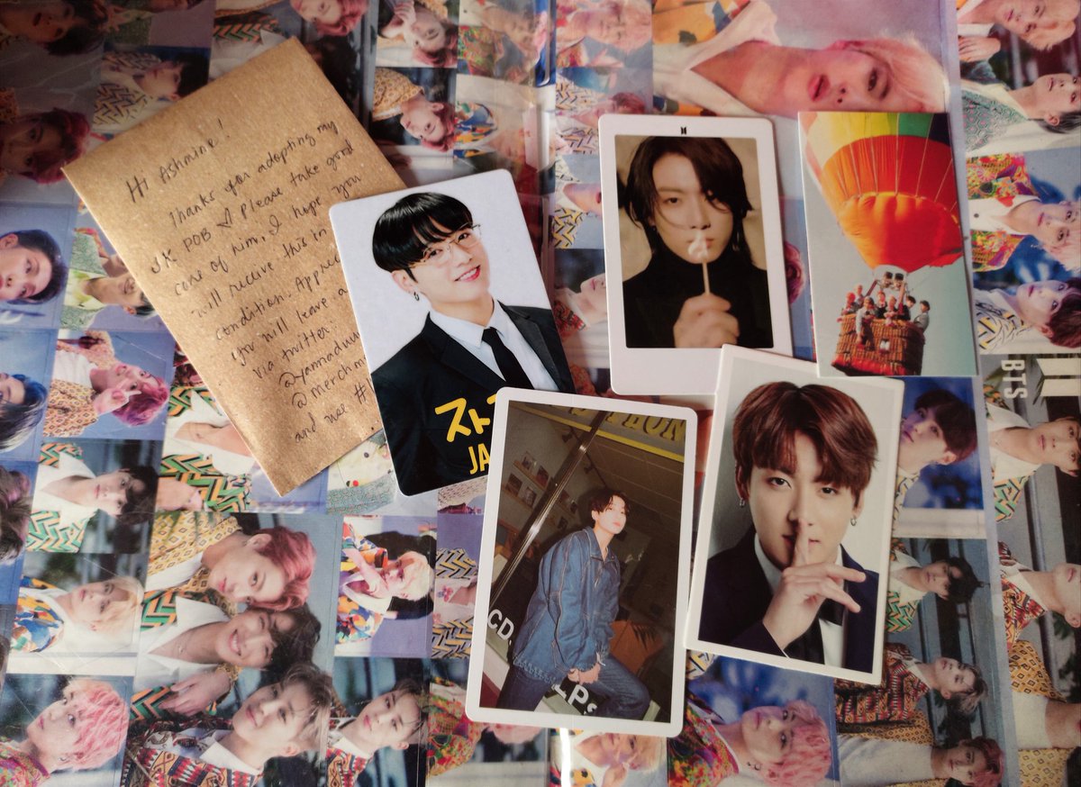 k0oagustd's tweet photo. #IWasMerchmerized sa tagal kong ngumawa aaaashssk, my jk be ess pob finally came home safely and packed so well!! 😭 thank u so much po @yannaduuu for letting me adopt jungkook ♡ ang dami pang freebies 😩 ang kyut nung medyas ^^ https://t.co/I1KyJliJXV