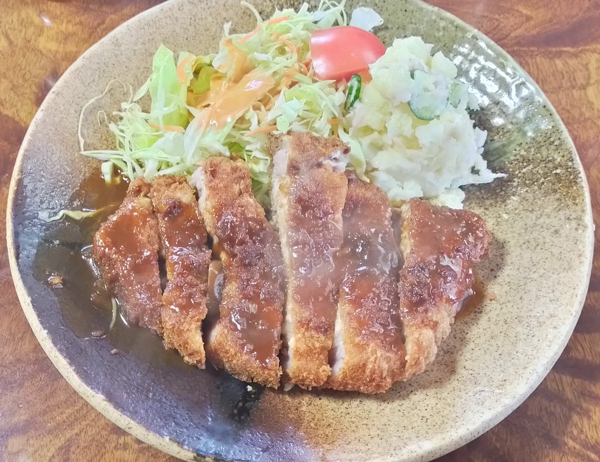 今日の昼食は でとんかつ定食食べました！とんかつにかかっているソースは一体何だろ？凄く美味しくてとんかつの旨みを引き出している感じがしました。結構量も多くてお腹いっぱいになりました！ご馳走さま