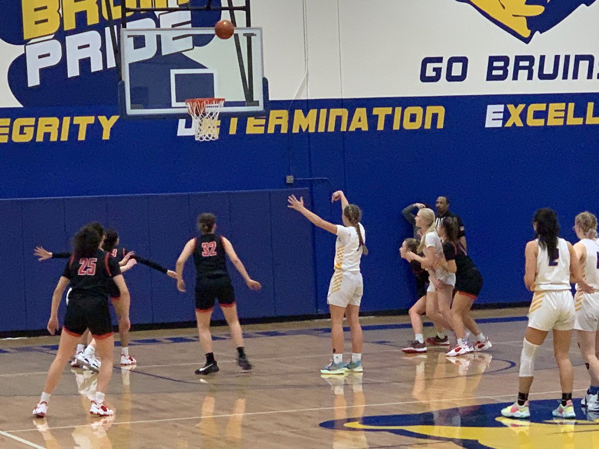 GoSamBarlow's tweet photo. Barlow girls win!!! 50-44 over Clackamas @OSAASports @PrepHoopsOR https://t.co/kwiKfM753k