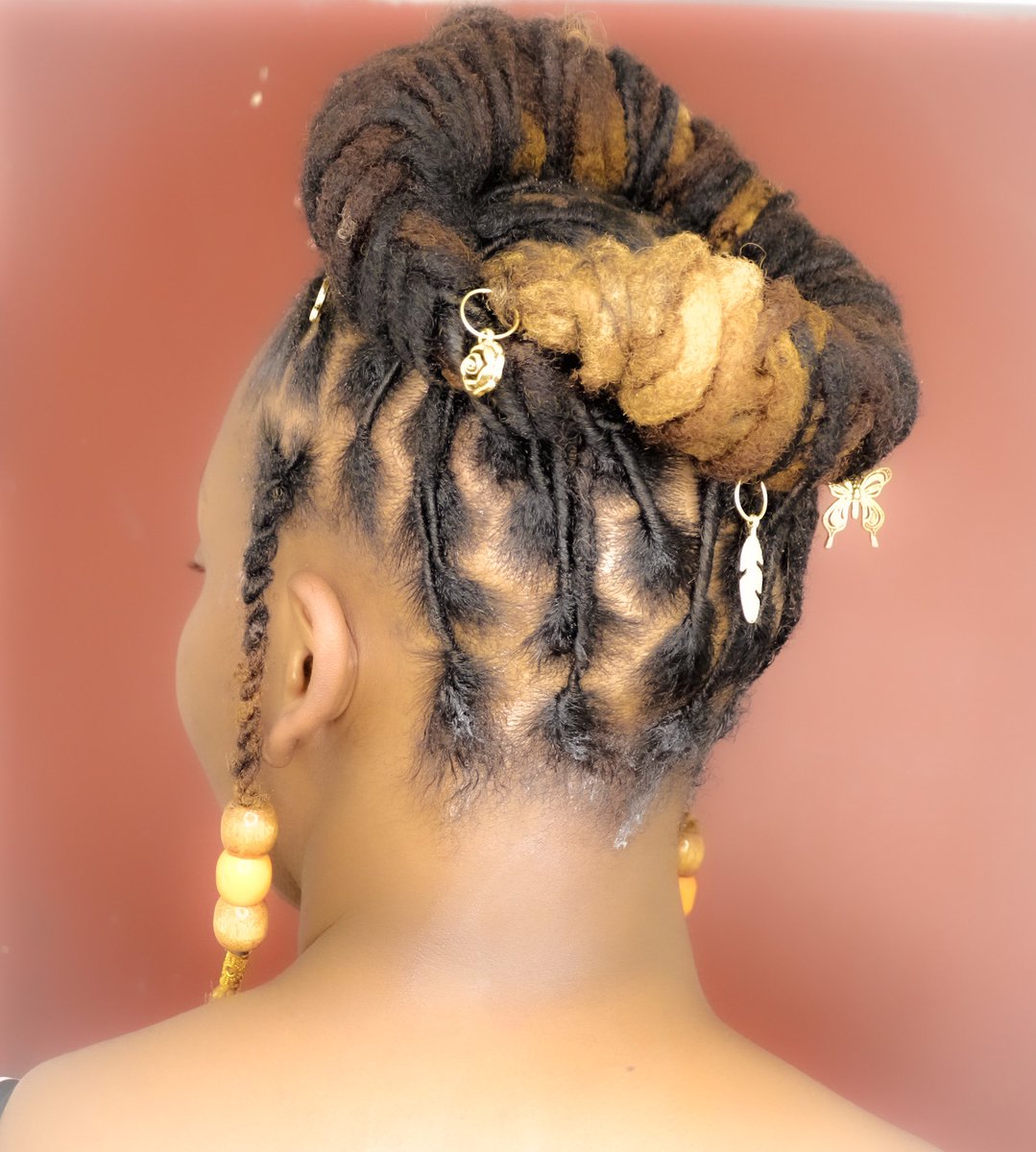 iLoc_Smith's tweet image. This is called the Charming Crown Barrel. Located in Camden, South Jersey. Near Philly and Delaware. Come get a Retwist! We don’t say dreadlocks!