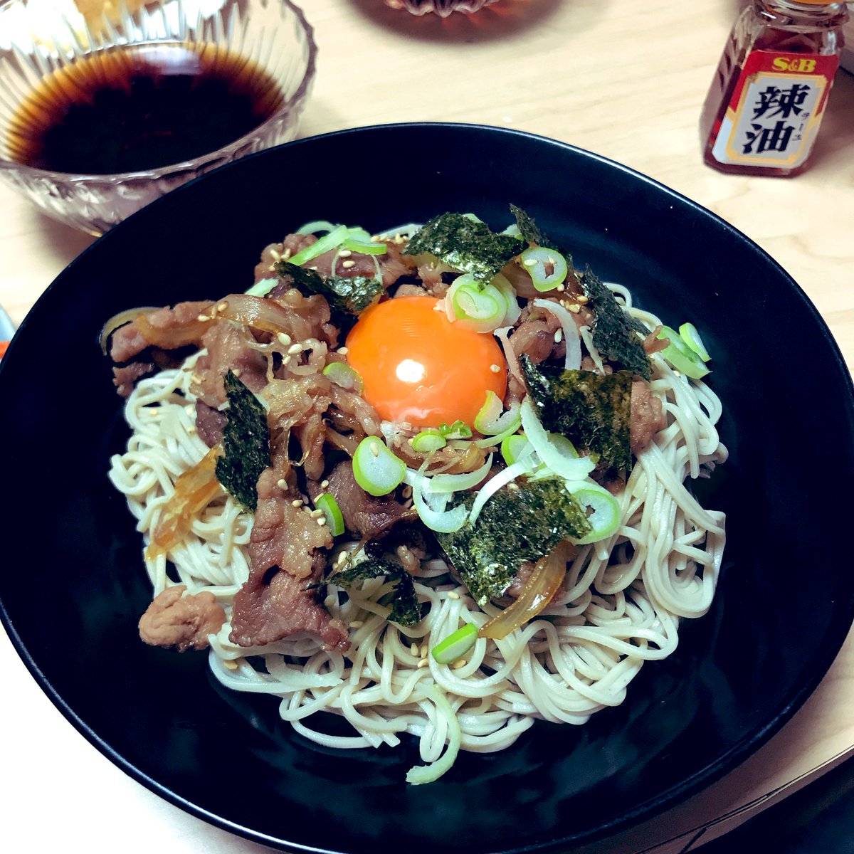1ttyb1tty43's tweet photo. お家ご飯でこんな素敵なお蕎麦が食べられるなんて✨お蕎麦格上げです！！
＃旦那飯 ＃鳥羽周作 ＃シズる ＃すき焼き風そば https://t.co/y2GNSbVCkS