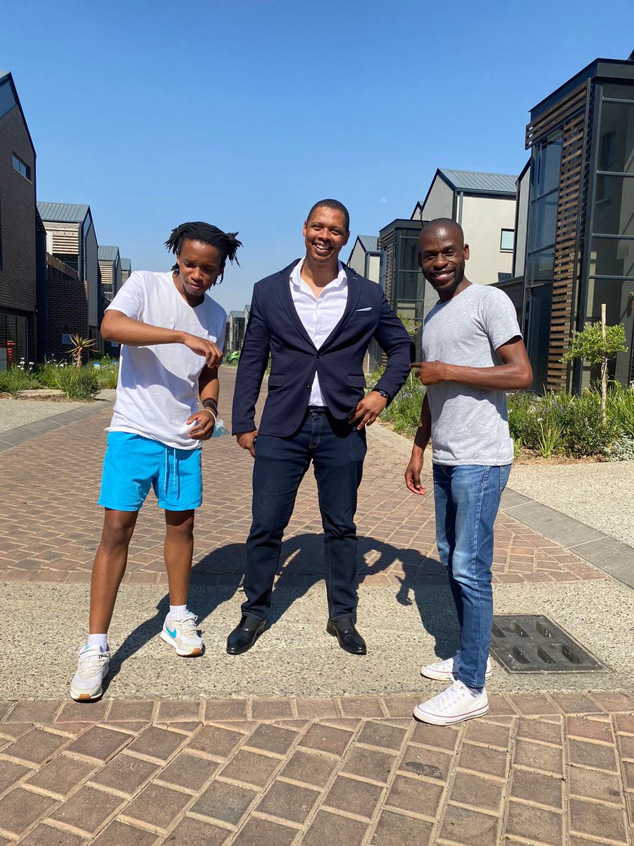 opulenceradio's tweet photo. Are you willing and able to make new friends as you grow older or has it become mission impossible? We would like to hear from you. You can send us a VN on our watsapp 068 307 3381.      #opulenceradio #RelationshipsAndWellnessThursdays #OpulenceBreakfastShow https://t.co/l6q7ejF6g4