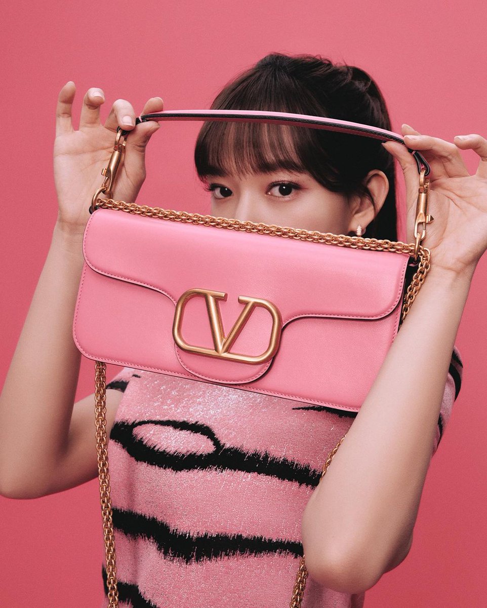 shvnthny's tweet photo. promotion — #程潇 • #chengxiao

cheng xiao for @maisonvalentino chinese new year collection, inspired by valentino’s iconic tiger print in 1967 https://t.co/GhK3FtZ5Dg