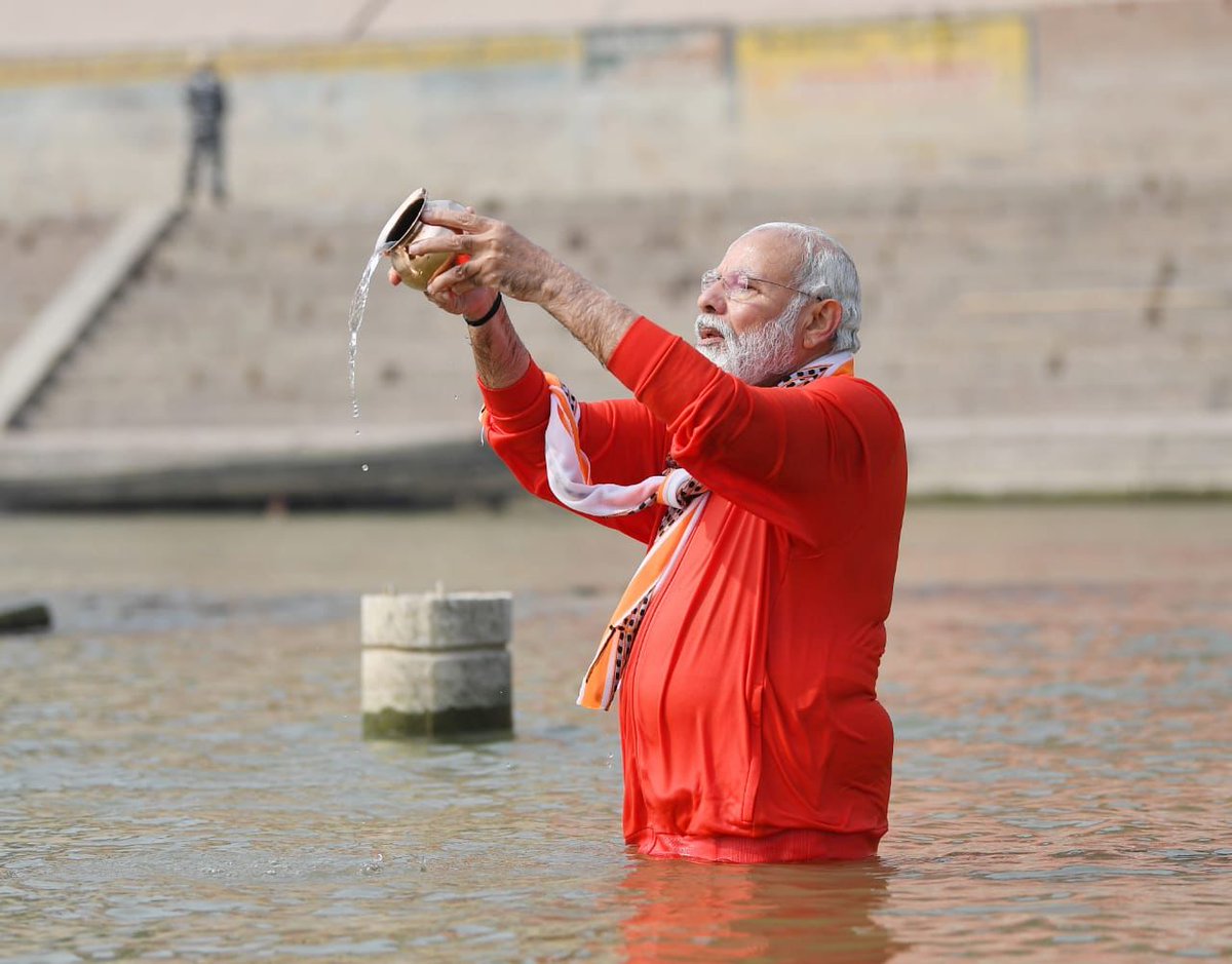 LohawatRamkumar's tweet photo. जो भक्त है महाकाल का उसके क्या करता काल,
जो कल पंजाब में मोदी पर हमला की साजिश रची गई थी ,वो मोदी पर नही पुरे भारत के हिंदू पर थी। अगर अब भी समझ नहीं सके, तो गुलाम होने की टाइम दूर नहीं है ,अब चेतो कांग्रेसी हिंदू चमचे
हिंदुत्व जिंदाबाद 🙏🙏 @PMOIndia https://t.co/rqYjTh6A7p