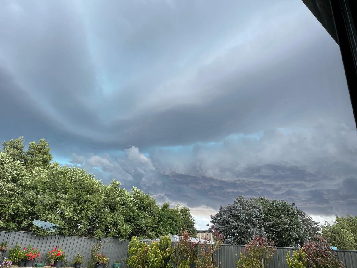 mattatkinson81's tweet photo. Some crazy storm clouds around Colac at the moment @JaneBunn @VicStormChasers @7NewsMelbourne https://t.co/a1apTcwfgI
