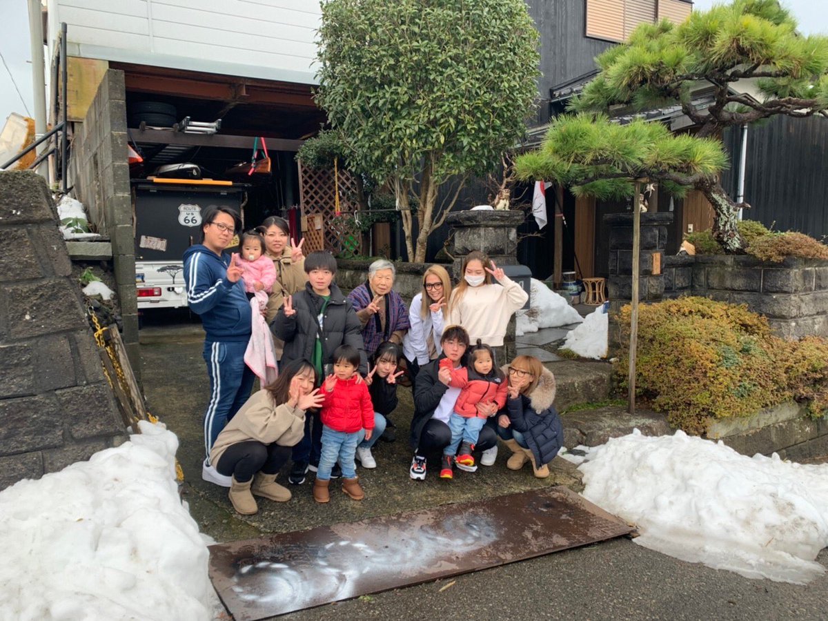 0824Gocchi's tweet photo. 久々に投稿🙋‍♀️
正月、敦賀まで帰るために冬支度😳
スタッドレス履かせて、タイヤチェーンに牽引ベルト、ブースターケーブルまで😂
お陰で事故なく帰って来れました😊
次は夏の盆にでも
お邪魔させてもらいます。🙇‍♀️ https://t.co/semVUNSL7a