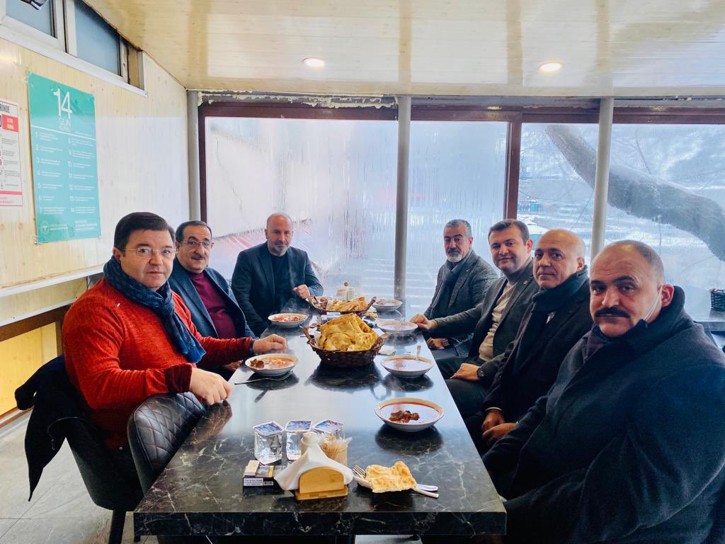 Günaydın herkese
Bitlis’te ziyaretlerimiz devam ediyor. Şehrin en meşhur ve güzel lezzeti Avşor çorbası ile güne başlıyoruz. Anadolu’nun her köşesinde ayrı bir kültürel zenginlik ve güzellik var. Hep birlikte yaşatacağız.