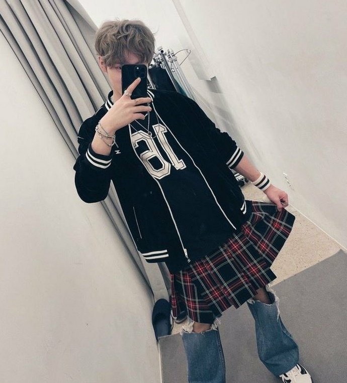 jaemispresso's tweet photo. tl cleanse here's chenle enjoying his skirt https://t.co/LM20AnGETw