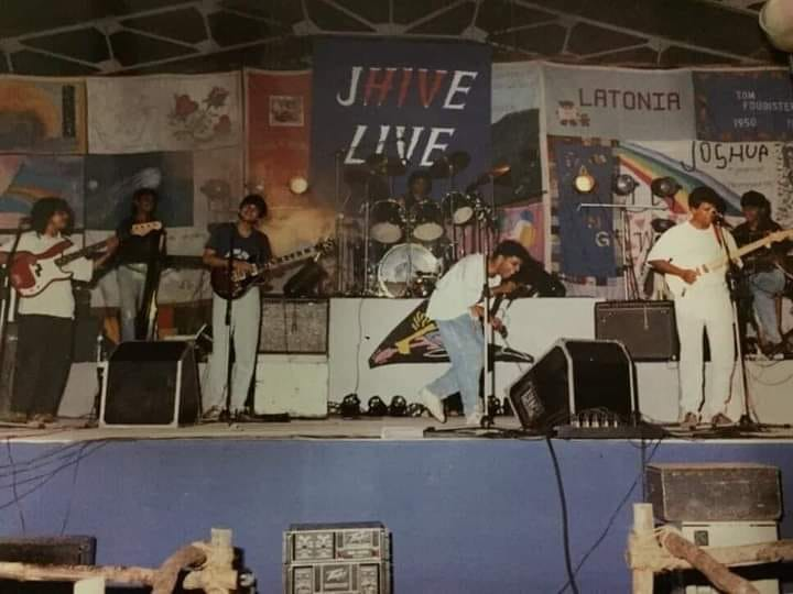 amabirdman's tweet photo. #ARR50 
ARR's other band, Nemesis Avenue.

Paul Jacob, Suresh Peters , Sudhin Prabhakar, Uday Balasundaram, Chandran and AR Rahman (in the first pic.)

You can find ARR in the right corner in the second pic! https://t.co/yHtd0n60OG