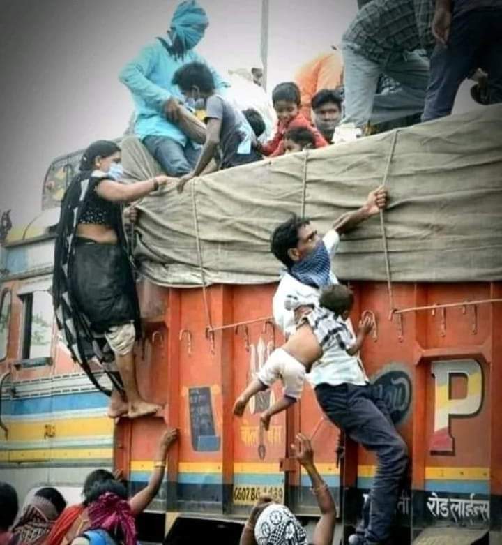 #किसान_देश_की_शान
गोदी मिडिया इसको बोलते हैं सुरक्षा में चुक😡😡
