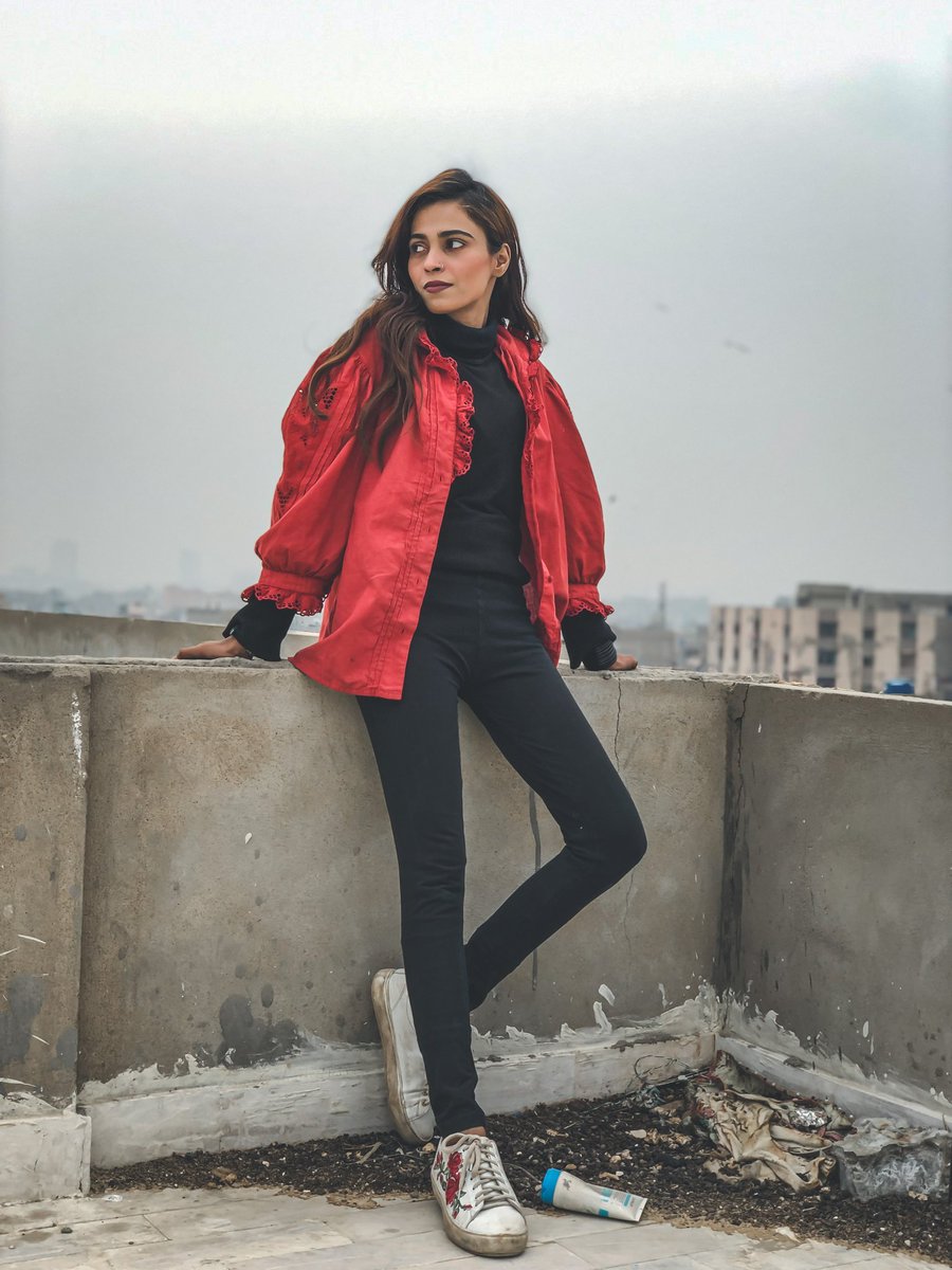 Midhat33079984's tweet photo. وہ لکھتی ہے
بہت بے ساختہ لکھتی ہے
پھر 
لکھ کر مٹاتی ہے
مٹا کر یہ سمجھتی ہے
کہ اس نے دل کی حالت کو
عیاں ہونے سے روکا ہے۔۔۔
#poetry  #portfolio https://t.co/zRho7JXXQi