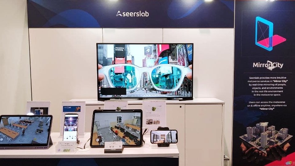 argear_official's tweet photo. 세계 최대 IT·전자 박람회 'CES 2022'가 1월 5일(미국 현지 시간) 미국 라스베이거스에서 시작했어요. 

시어스랩의 “미러시티(Mirror City)”도 이곳에서 전 세계 관람객들에게 선보이는데요. 전 세계 사람들과 만날 수 있는 그곳, 지금 바로 “미러시티”로 오세요!

more > https://t.co/oQVGmBXQqH https://t.co/ymAuXP0Vi1