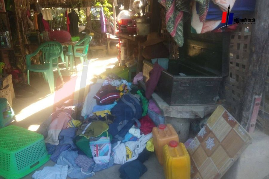 Terrorists &amp; PyuSawHtee Raided &amp; Destroyed at least 20 houses in #Nyaungkaryar village,#Myaung Tsp, Sagaing Region at 6am on Jan 5,Looted 150 lakhs of money &amp; valuable properties from the houses and Loaded properties into Military vehicles.
#2022Jan6Coup 
#WhatsHappeningInMyanmar