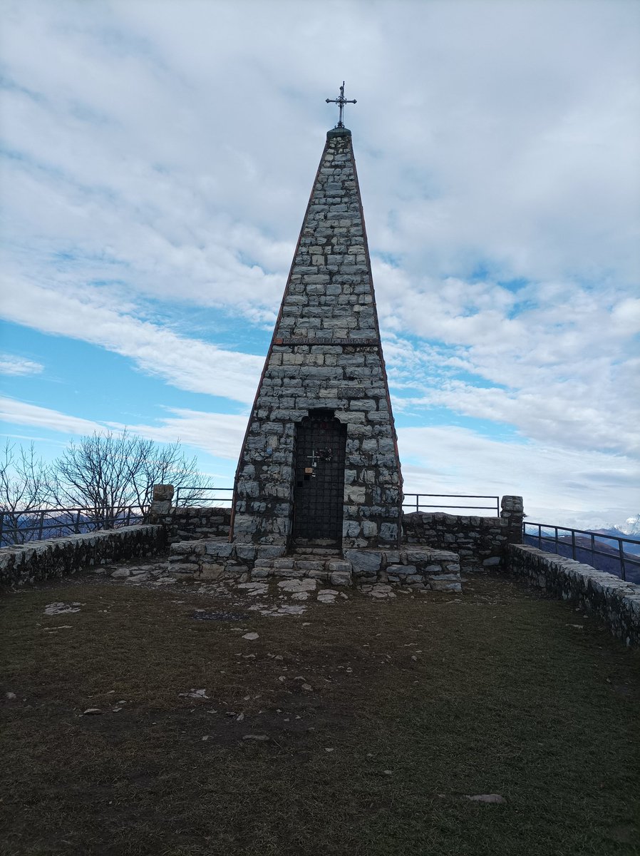 alexdelf's tweet photo. Escursione al Monte Bolettone e al Monte Palanzone (1436 mt.)
Dopo due anni, si torna in montagna e riesco a salire bene e a godere di questi magnifici paesaggi. A un'ora da Milano, nel comune di Albavilla (Co). Consigliato.
#bolettone #montagna #palanzone #alpi #trekking https://t.co/DEmXp0BrTq
