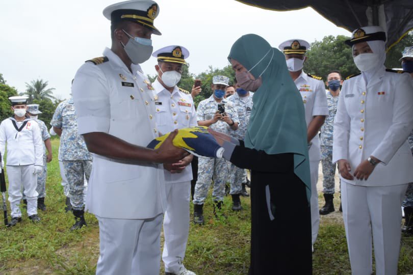 إِنَّا لِلّهِ وَإِنَّـا إِلَيْهِ رَاجِعون Allahyarham merupakan Pegawai Persuratan KD LAKSAMANA TUN ABDUL JAMIL. Semoga Allahyarham ditempatkan dikalangan orang beriman. Takziah diucapkan kepada keluarga Allahyarham. #NavyPeople