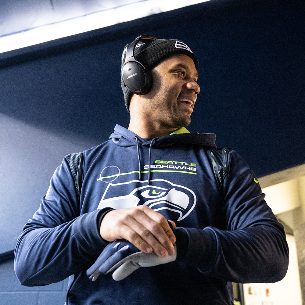 Seahawks's tweet image. Good morning from your 2022 Bart Starr Award winner ☀️