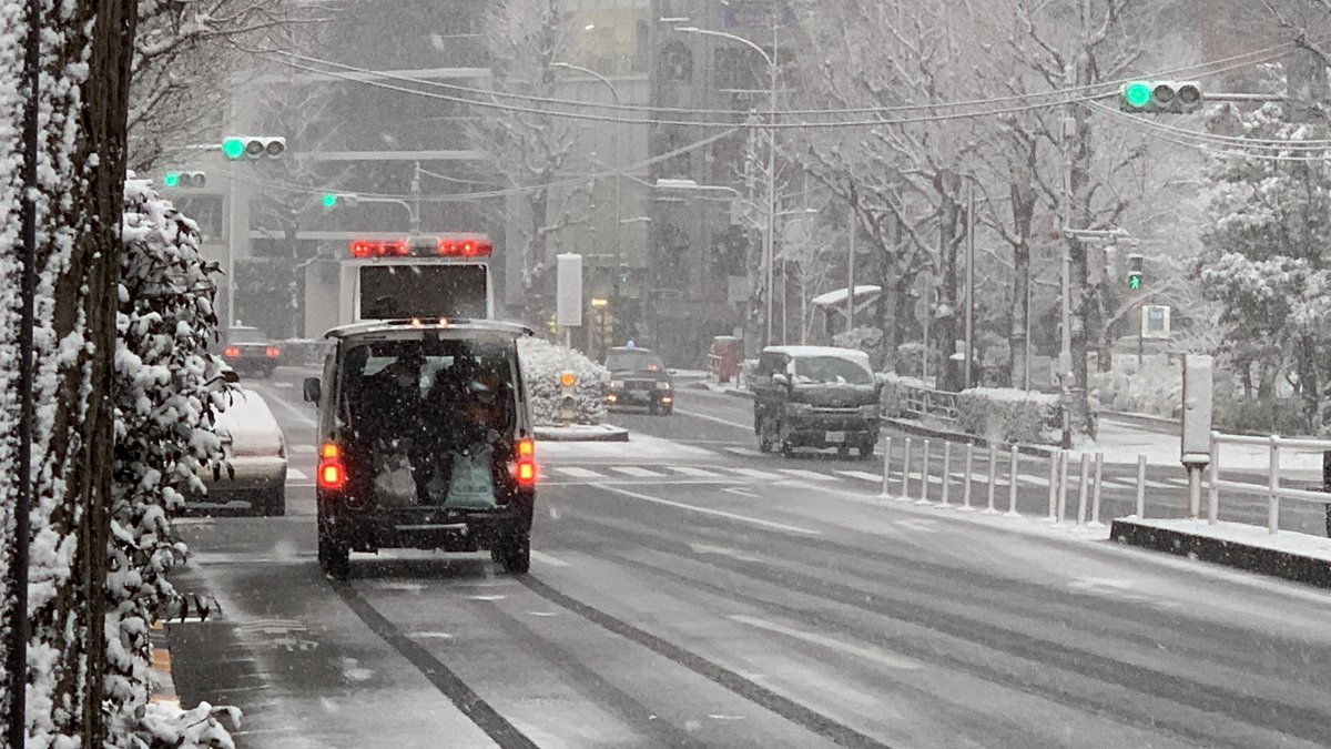 大雪 東京では警察がこんな風に融雪剤を撒いているらしい 合理的 設備がない地域は大変だな Togetter