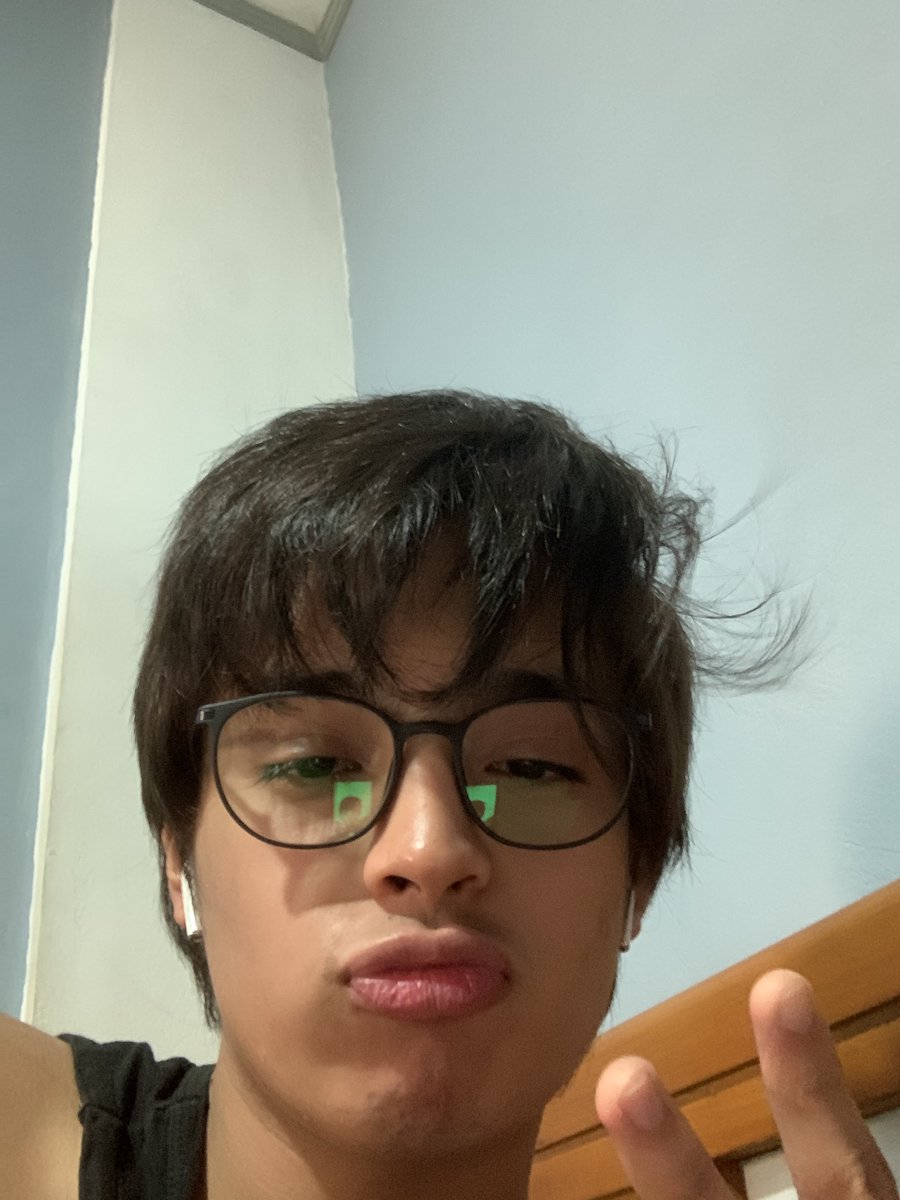 kdestrada_'s tweet photo. subtle brown hair now 😙 https://t.co/W5njznjkE8