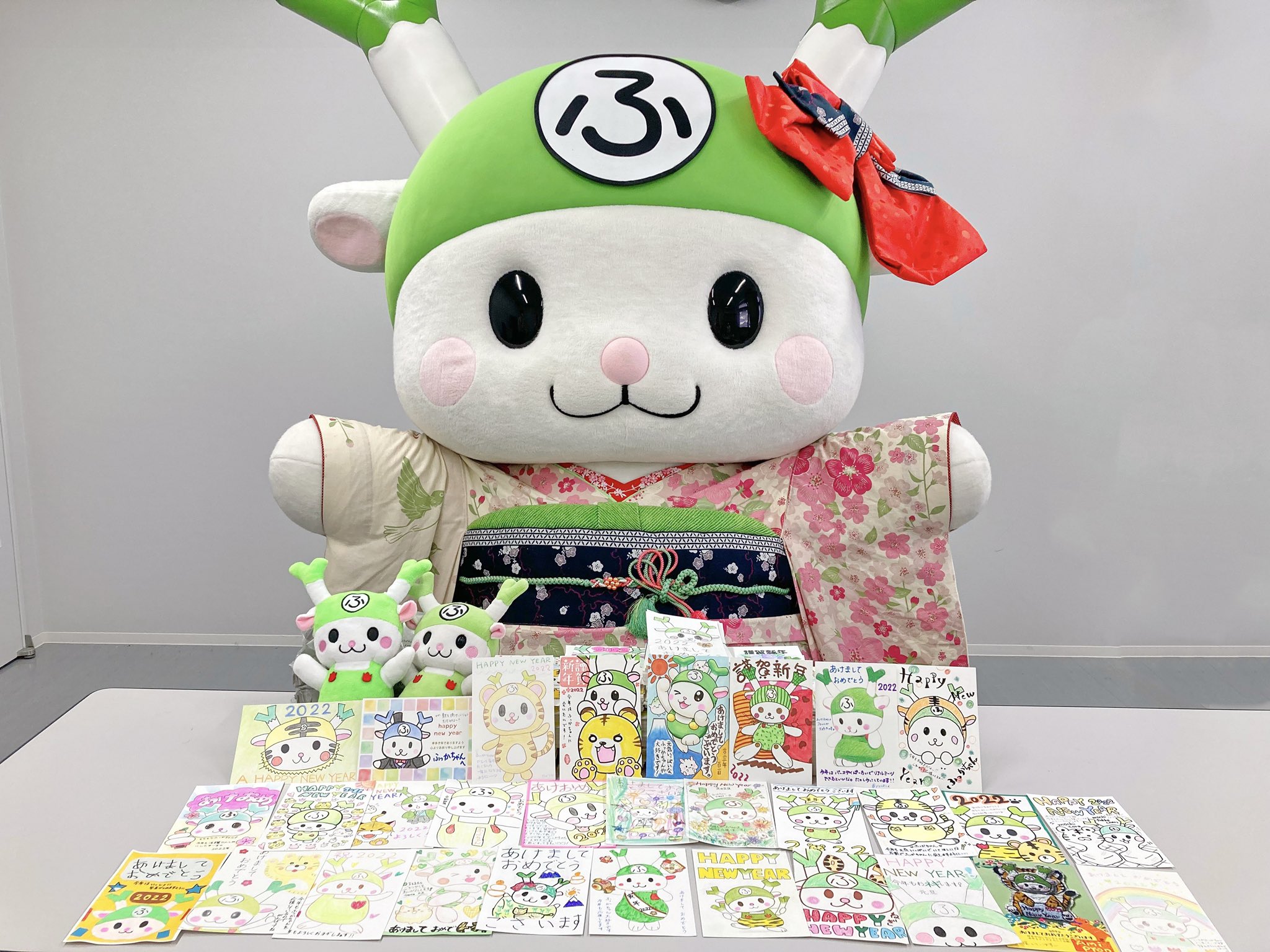 ふっかちゃん 今年もみんなからの年賀状がたくさん届いたよぉ 素敵なイラストやメッセージをありがとねぇ Y O0w0o Y ひとつひとつ読んでお返事するよぉ のんびりまた りまていてっ Y O W O Y 深谷市 ふっかちゃん 年賀状 T Co Z9wa91zooo