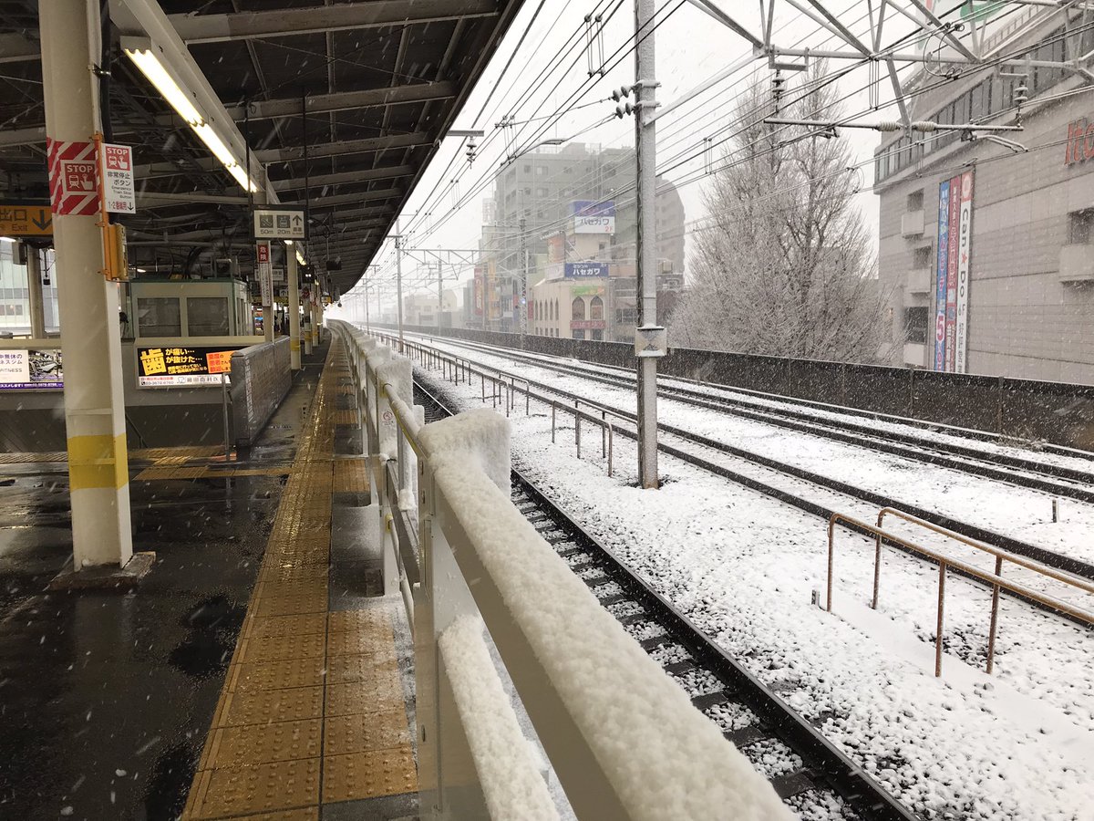 fumu_238's tweet photo. 今はまだ総武線元気ですね
でもめっちゃ積もってきた
耐えてくれ https://t.co/OjkOExT2y2