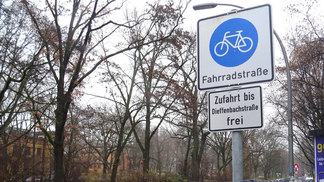 _mogblog's tweet photo. In der #Grimmstraße in #Kreuzberg steht ein neues Verkehrszeichen. Was es damit auf sich hat, was #mogblog damit zu tun hat und warum dadurch die Welt ein klein bisschen besser wird: https://t.co/kQLuUqXRRs @TimurHusein @Felix_Weisbrich #Xhain https://t.co/DBs4iVSUdV