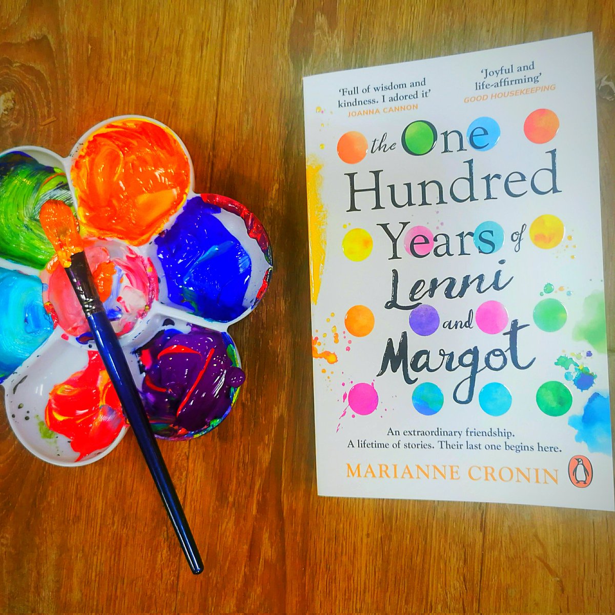 First window of 2022 is for The One Hundred Years of Lenni and Margot by <a href="/itsmcronin/">Marianne Cronin</a> for <a href="/PenguinUKBooks/">Penguin Books UK</a> - our January bookgroup choice, for which we will have our first *actual* gathering! Watch this space.
Painting by <a href="/autumnrosewell/">Tamsin Rosewell</a> after design by <a href="/irenemac0/">Irene Martinez Costa</a> #bookshopwindows