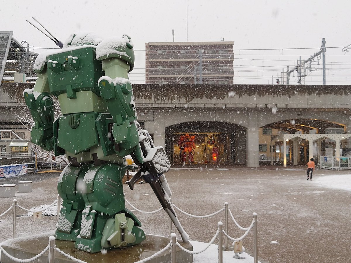 雪の日の南武線稲城長沼駅前に サンライズロボアニメ格差社会が出現 Togetter