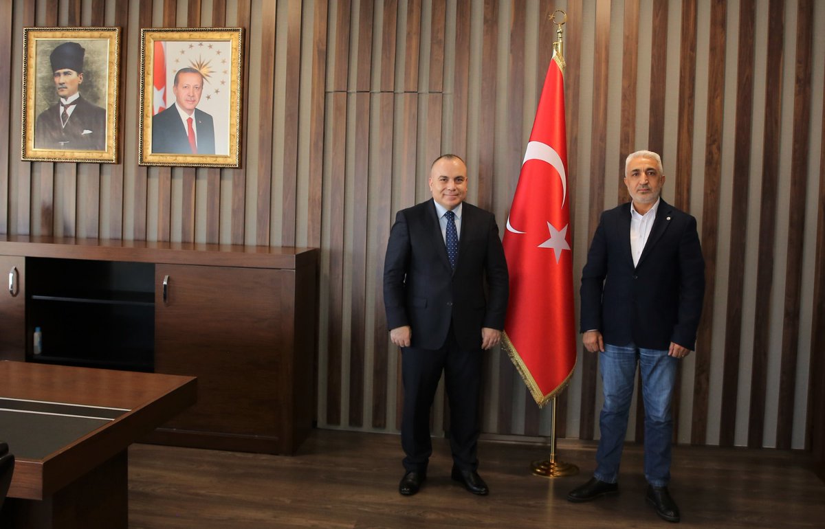 İstanbul Kuyumcular Derneği Genel Başkanı Nihat Atam, Kaymakamımız Cengiz Ünsal’ı makamında ziyaret etti.