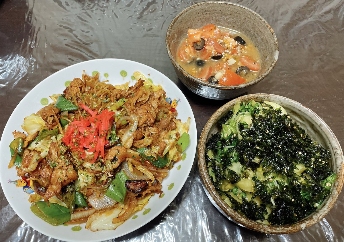 今日の ✨ソース焼きそば ✨トマトとオリーブの オニオンドレサラダ ✨チョレギ風サラダ