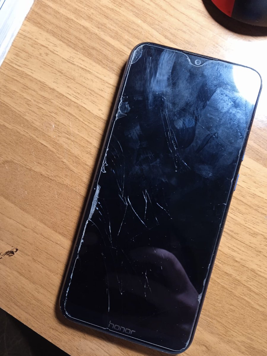 Смотрите, это мой телефон 😎😎😎😎😎
Вчера с психу швырнула его об пол, а потом об стену. А потом не могла успокоиться тк ему пизда, а мне с ним жить до 8го марта.