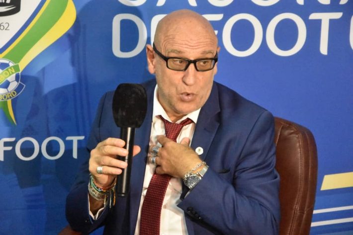 CanBled's tweet photo. Patrice Neveu le sélectionneur gabonais a été testé mercredi positif à la Covid-19 tout comme le défenseur Lloyd Palun et Kevin Mayi. Seule bonne nouvelle pour demain, le retour de Pierre-Emerick Aubameyang et Mario Lemina.
#Gabon #cancamga #CAN2021 https://t.co/owFO6C5pSF