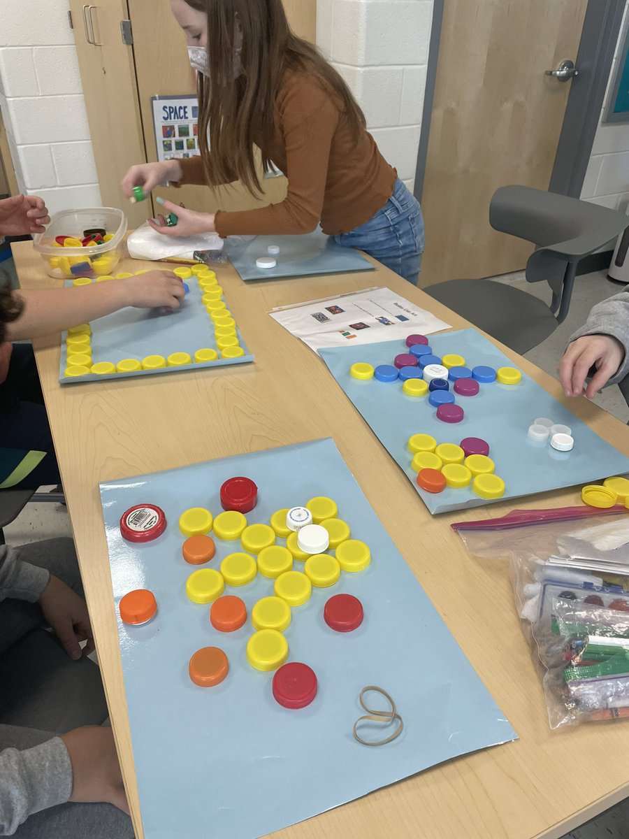 Discovery stations allowing these #aacpsawesome <a href="/arnoldaacps/">Arnold Elementary</a> 5th graders to display their creativity after a great discussion about logos this morning! <a href="/eeeaacps/">EEEAACPS</a>