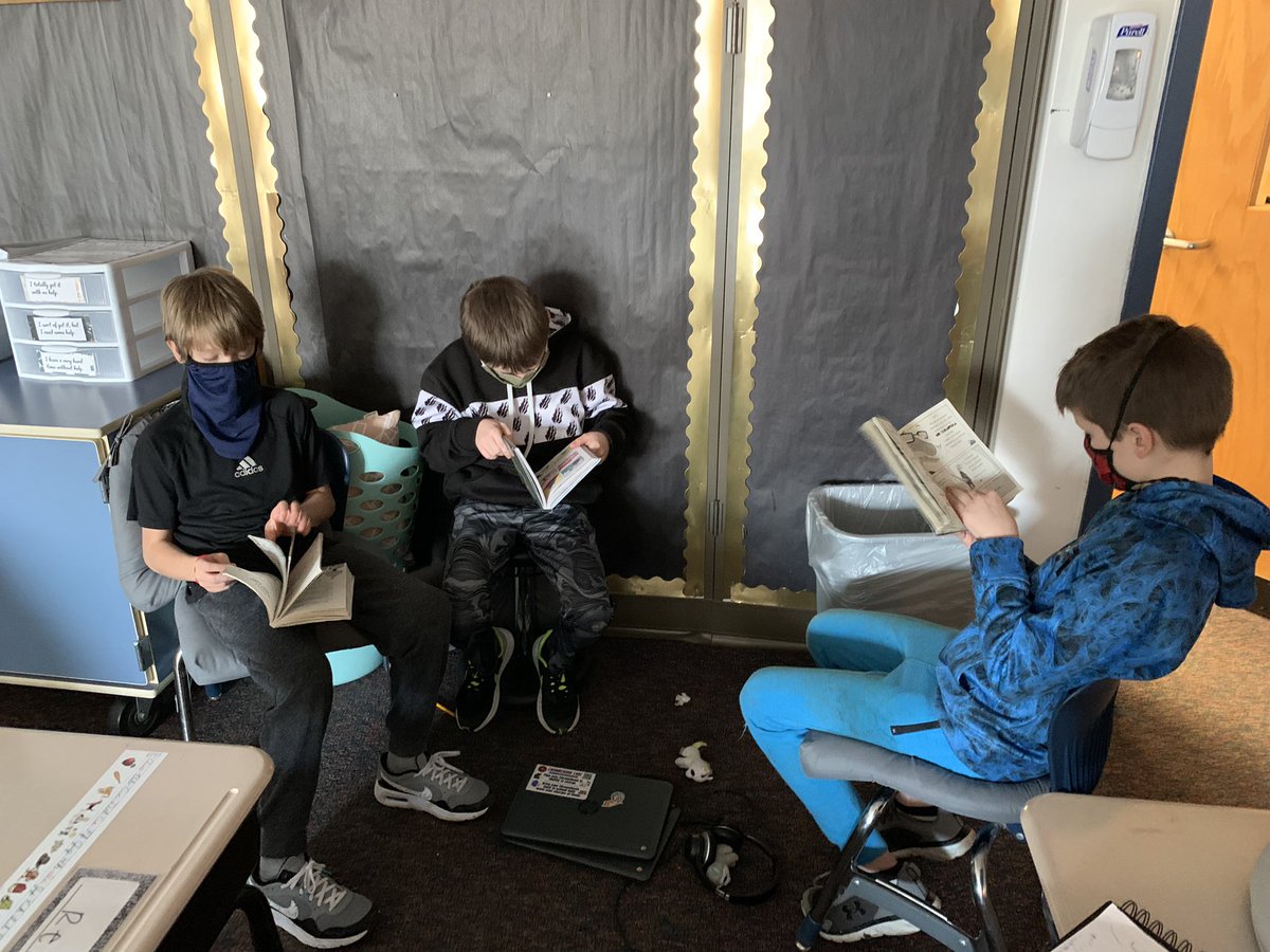 MrsCrawfordCTE's tweet photo. Enjoying new reading partners and new spots! 📖📚 https://t.co/0UskzuI0Jb