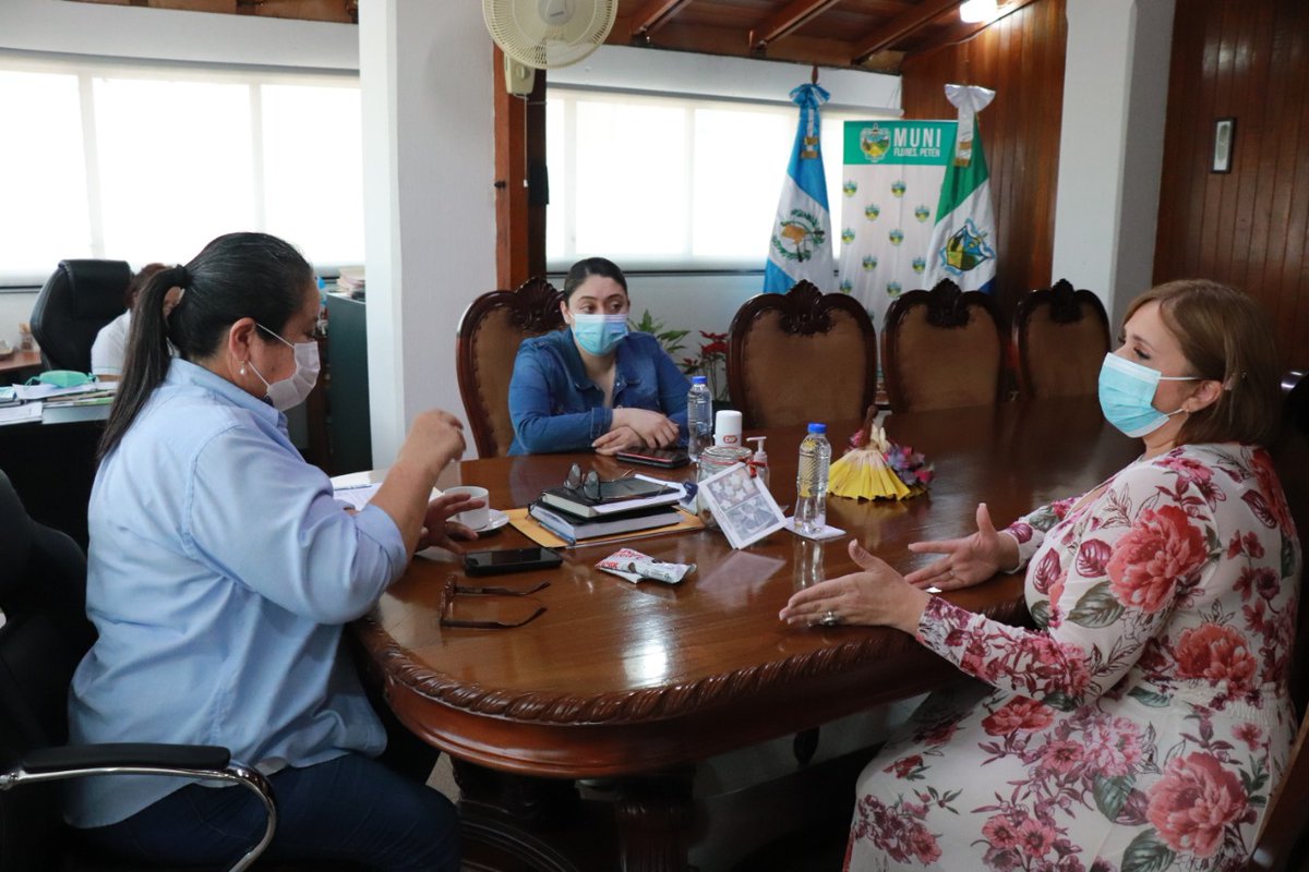 SEPREMGUATEMALA's tweet photo. Subsecretaria Presidencial de la Mujer Magaly Duarte, sostuvo una reunión con la alcaldesa de Flores Petén Mayra Altán, con el objetivo de hacer un acercamiento y visualizar los avances que ha tenido la implementación de la #PNPDIM en dicho municipio. https://t.co/IBfLhIgHIS