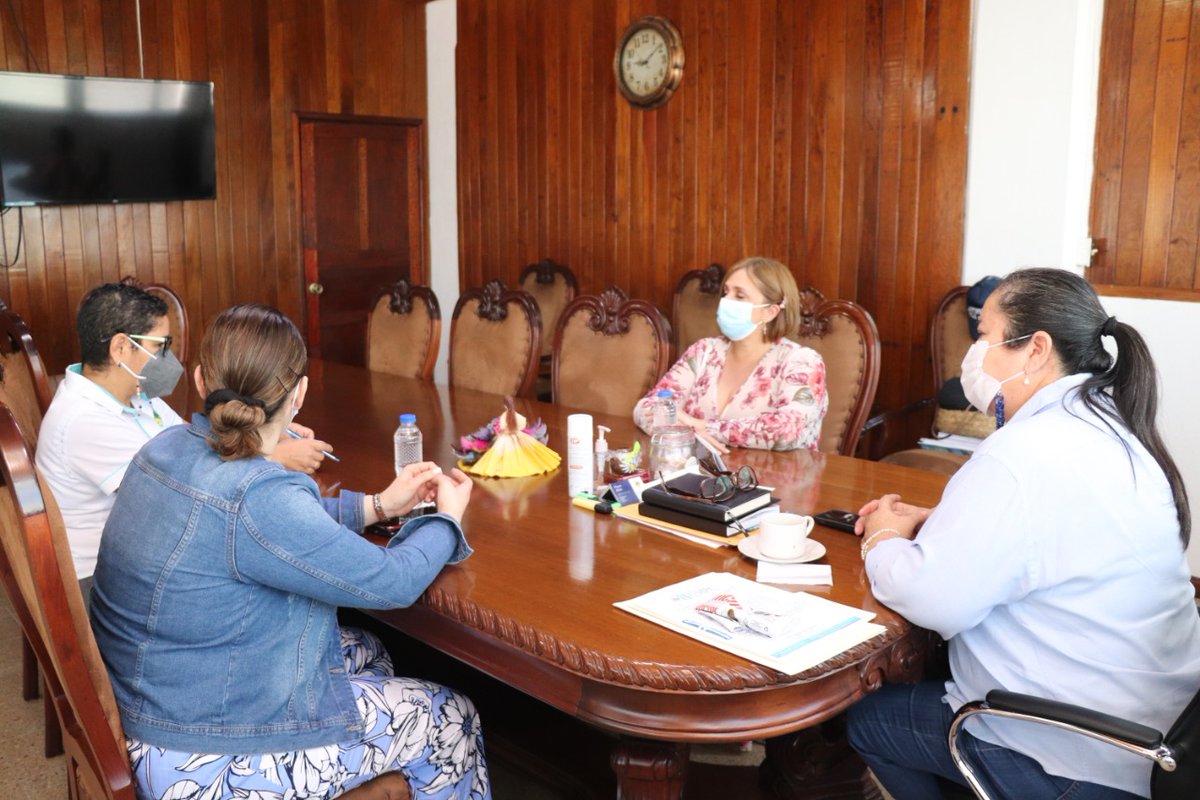 SEPREMGUATEMALA's tweet photo. Subsecretaria Presidencial de la Mujer Magaly Duarte, sostuvo una reunión con la alcaldesa de Flores Petén Mayra Altán, con el objetivo de hacer un acercamiento y visualizar los avances que ha tenido la implementación de la #PNPDIM en dicho municipio. https://t.co/IBfLhIgHIS