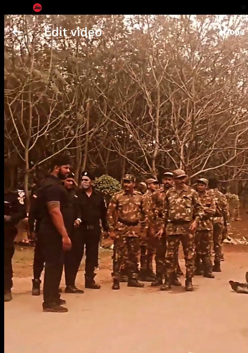 ursrinku09's tweet photo. #SarkaruVaariPaata shoot 
@ParasuramPetla em plan chesav anna https://t.co/5xIVcLfEUX