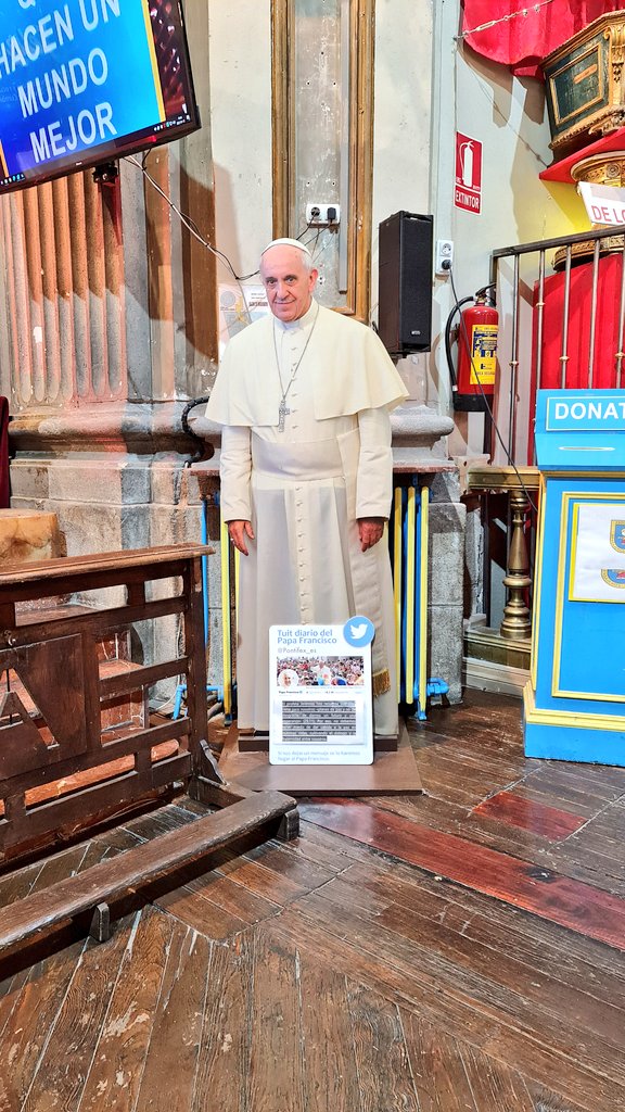 LadyAAmado's tweet photo. Iglesia en #hortaleza #madrid. Las mesas para los convidados a la mesa del señor tienen vista al Papa y su tuit nuestro de cada día #polpop https://t.co/Key3FJFN5N