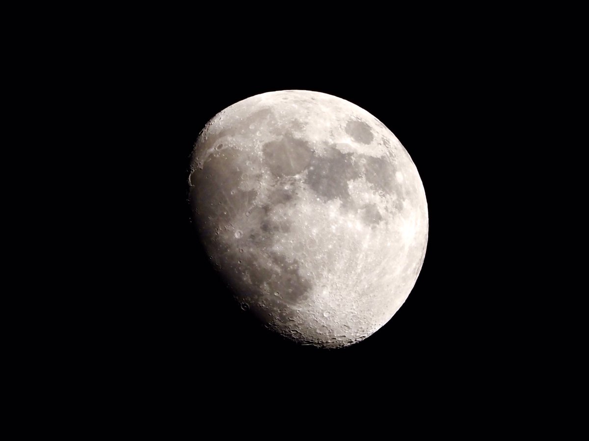 juliadabchick's tweet photo. Stunning moon this evening @VirtualAstro #MOONSHOT #moon #NthNotts @metoffice @OlympusUK hand held omd EM1  mk3 and 100-400 lens https://t.co/iSOWSoc0wy