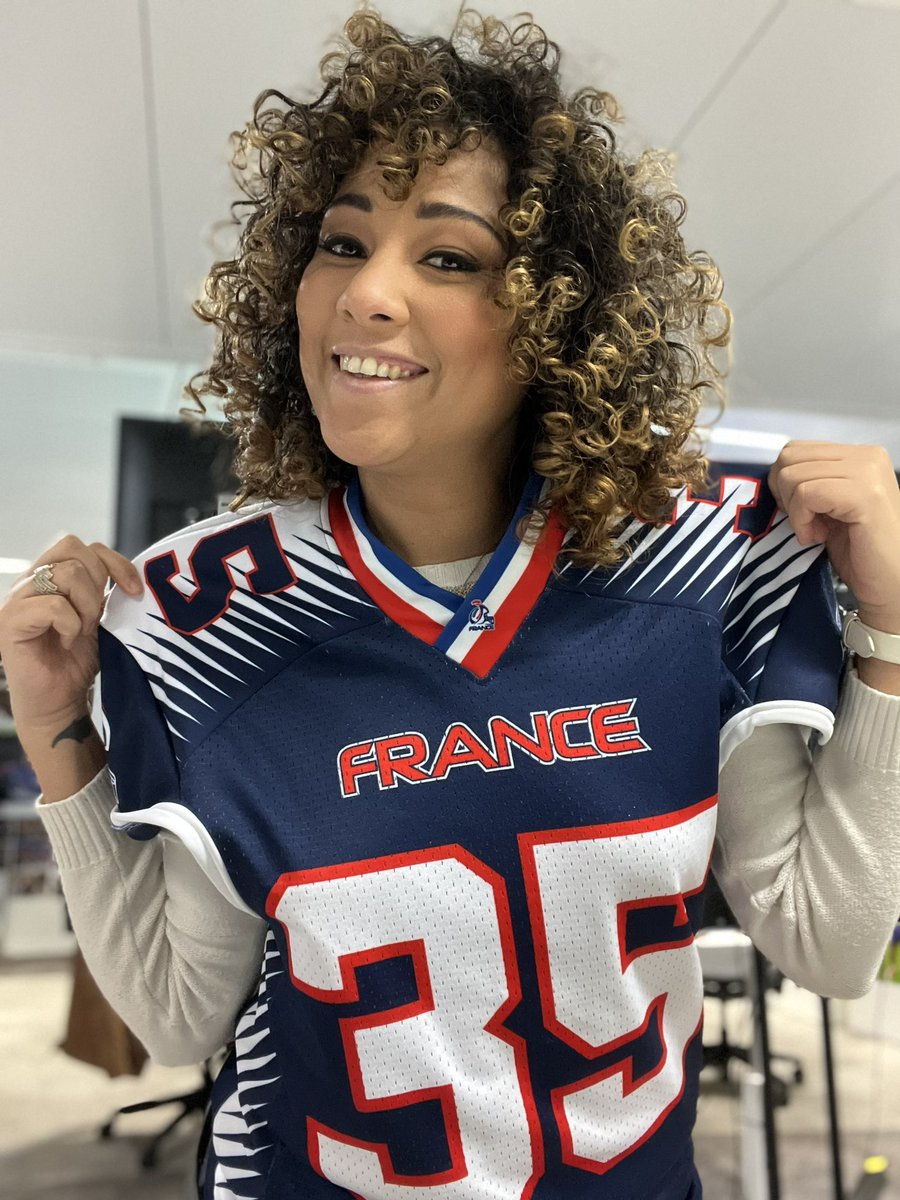 lequipedusoir's tweet photo. 🏈CADEAU🏈

Pour fêter le début des play-offs de NFL ce samedi sur la chaîne l’Equipe @vsainsily t’offre le maillot de l’équipe de France grâce à la @FFFA_officiel 😎

RT + FOLLOW @lequipedusoir 
Choisis ton chroniqueur pour le quiz ! https://t.co/g678Rq3EBh